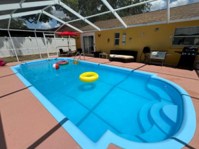 Cozy Family Home in Tampa with Private & Heated POOL, Pool table and Kids Play Area